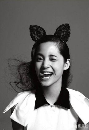 欧阳娜娜可爱搞怪黑白写真