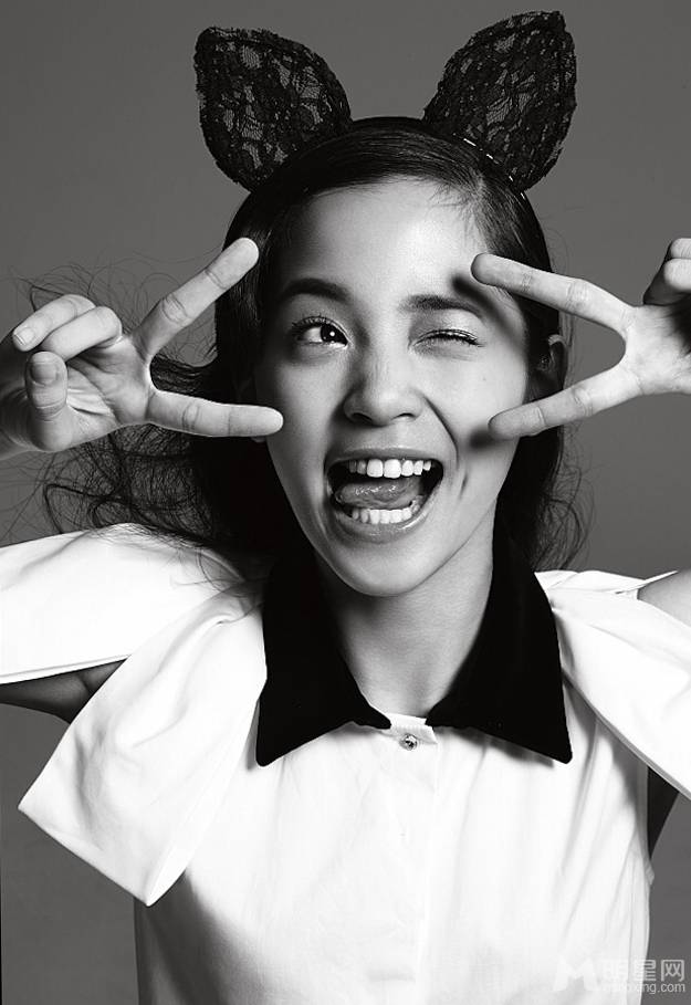欧阳娜娜可爱搞怪黑白写真