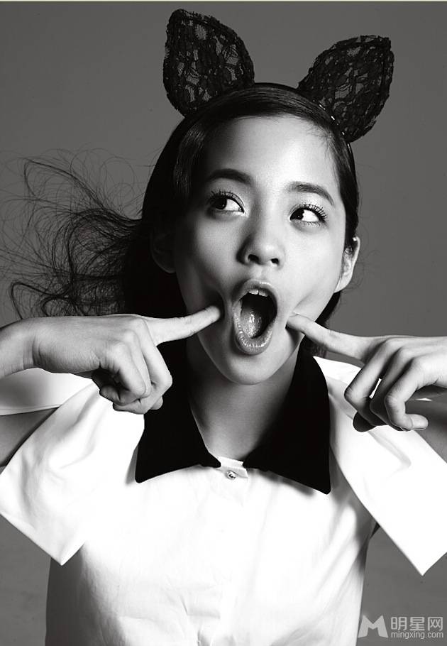 欧阳娜娜可爱搞怪黑白写真