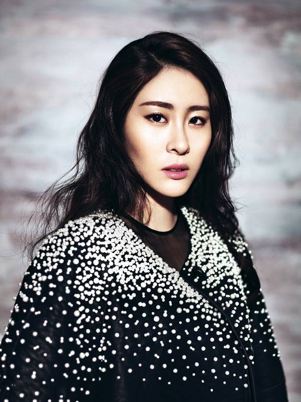 张碧晨散发冷艳迷人气质写真照