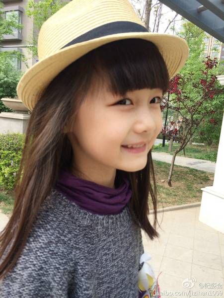 甜美萝莉童星纪姿含可爱生活照