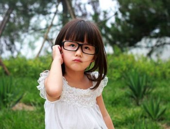 快乐小童星纪姿含甜美写真