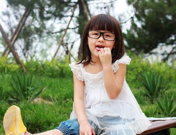 快乐小童星纪姿含甜美写真