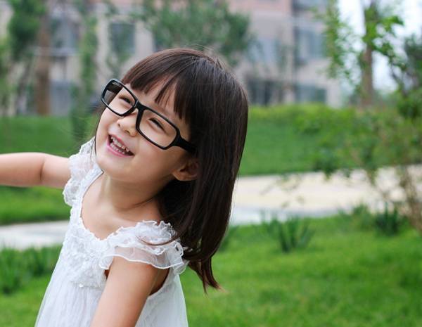 快乐小童星纪姿含甜美写真