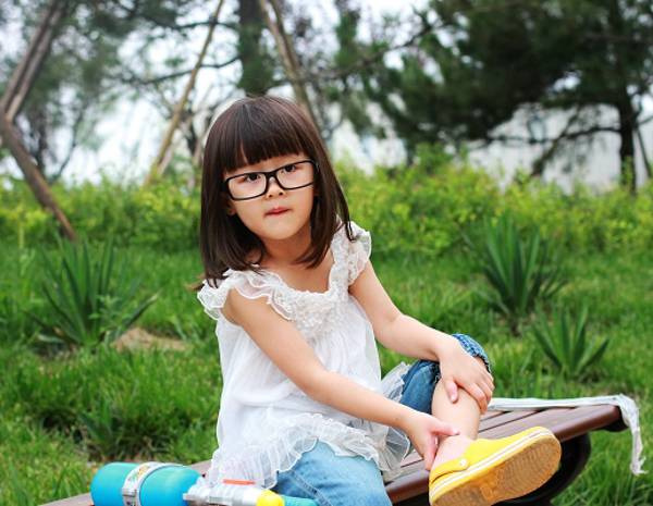 快乐小童星纪姿含甜美写真