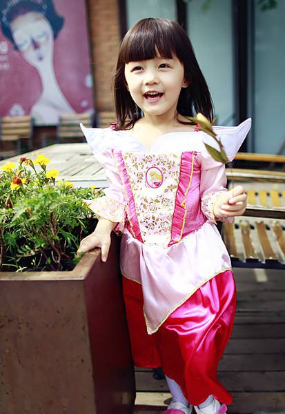 快乐小童星纪姿含甜美写真