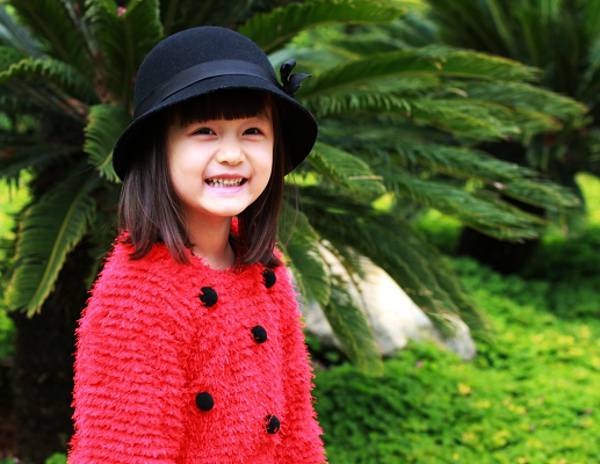 快乐小童星纪姿含甜美写真