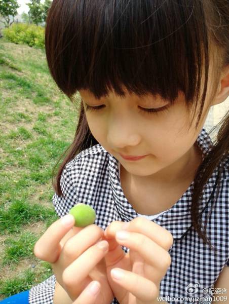 00后纪姿含甜美笑容暖化人心