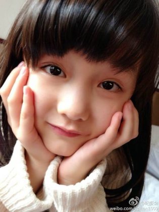 大眼童星纪姿含甜美生活自拍