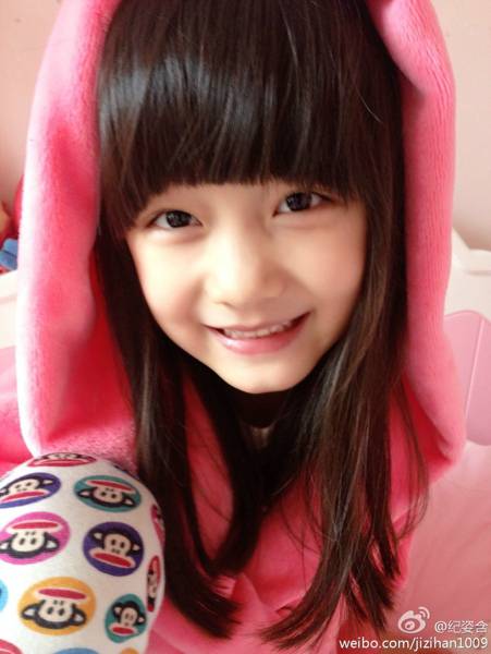 大眼童星纪姿含甜美生活自拍