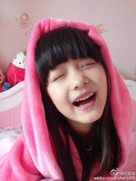 大眼童星纪姿含甜美生活自拍