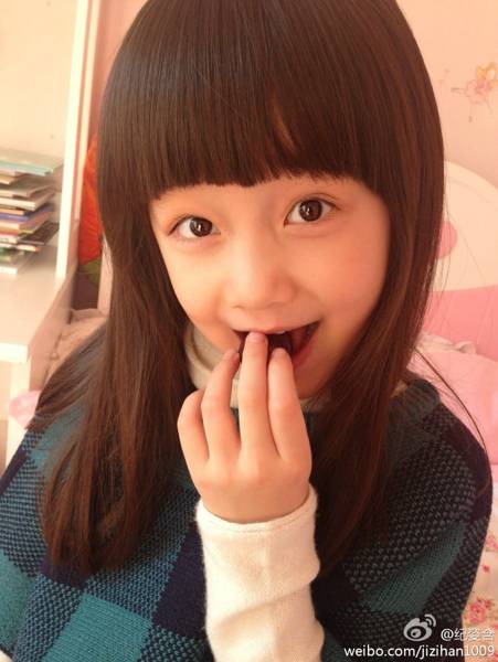 大眼童星纪姿含甜美生活自拍