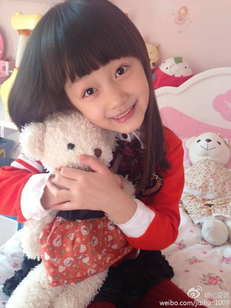 大眼童星纪姿含甜美生活自拍