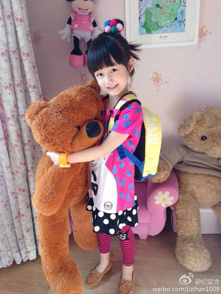 大眼童星纪姿含甜美生活自拍