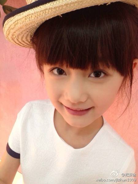 大眼童星纪姿含甜美生活自拍