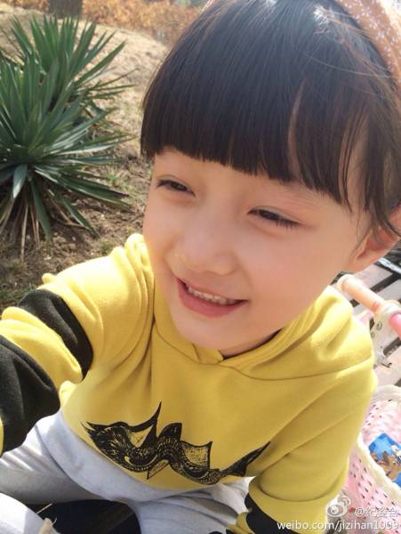 大眼童星纪姿含甜美生活自拍