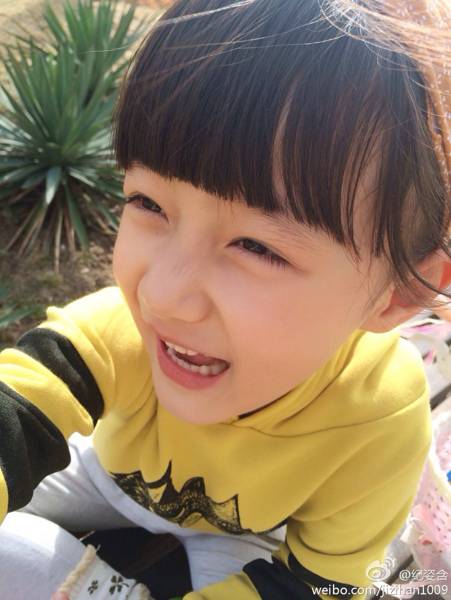 大眼童星纪姿含甜美生活自拍