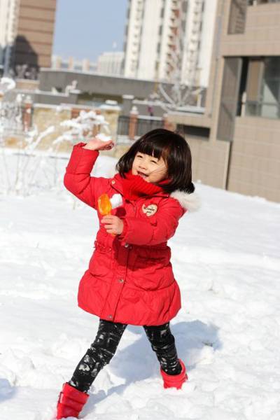可爱甜心小美女纪姿含冬日雪地特写