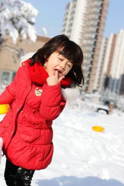 可爱甜心小美女纪姿含冬日雪地特写