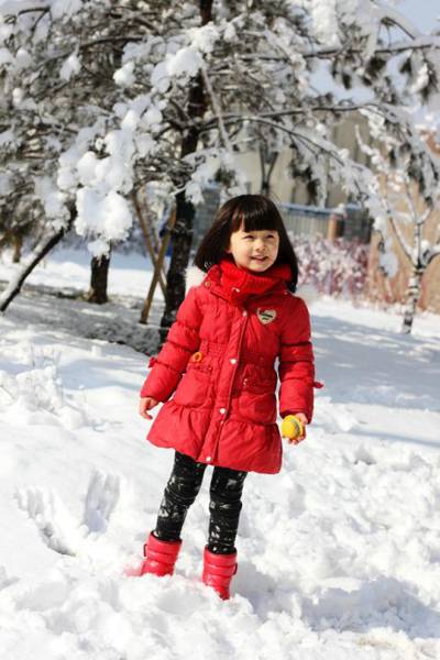 可爱甜心小美女纪姿含冬日雪地特写