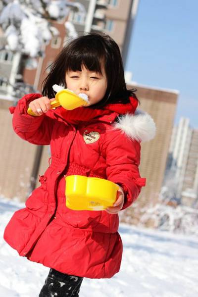 可爱甜心小美女纪姿含冬日雪地特写