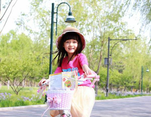 可爱小萝莉夏日户外甜美写真