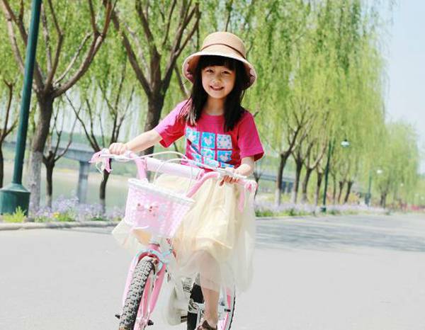 可爱小萝莉夏日户外甜美写真