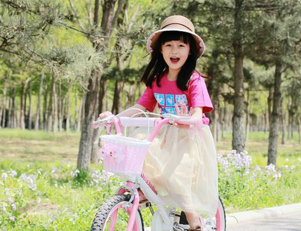 可爱小萝莉夏日户外甜美写真