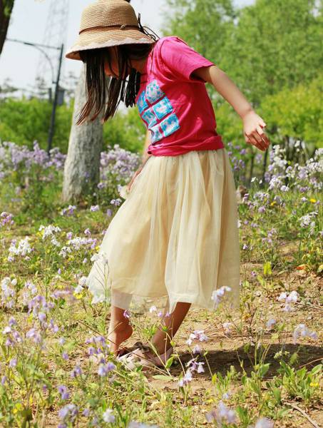 可爱小萝莉夏日户外甜美写真