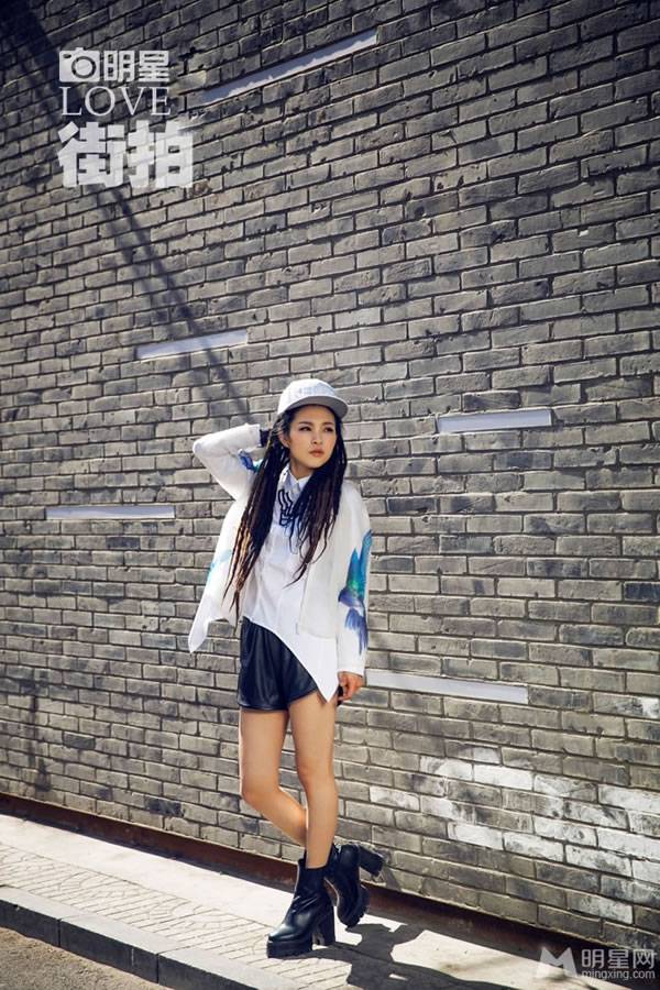 毕夏时尚装扮摇滚范十足街拍照