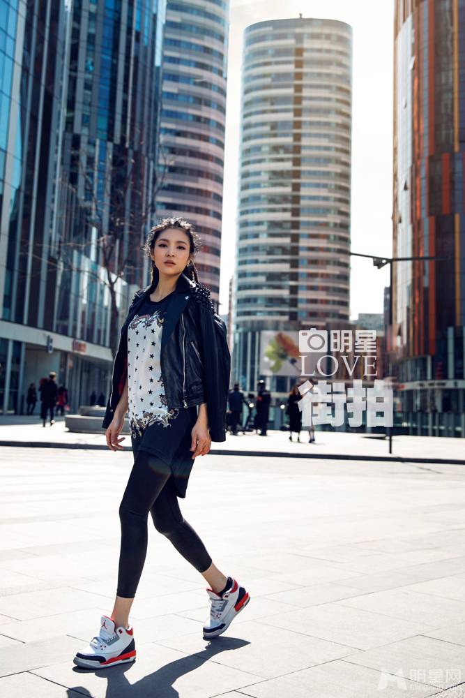 毕夏时尚装扮摇滚范十足街拍照