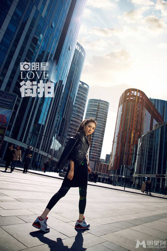 毕夏时尚装扮摇滚范十足街拍照