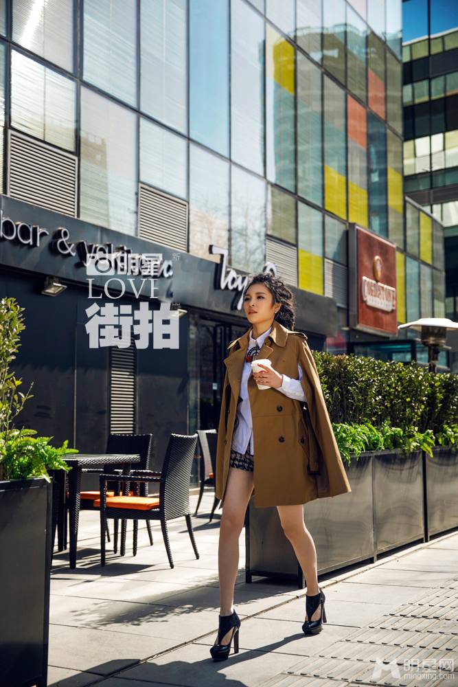 毕夏时尚装扮摇滚范十足街拍照