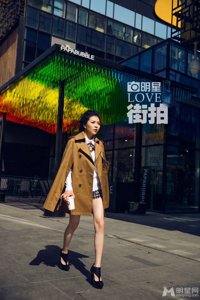 毕夏时尚装扮摇滚范十足街拍照