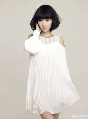 孙骁骁白色连衣裙尽显干净素雅写真照