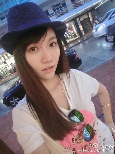 女主持人孙骁骁嘟嘴卖萌自拍靓照