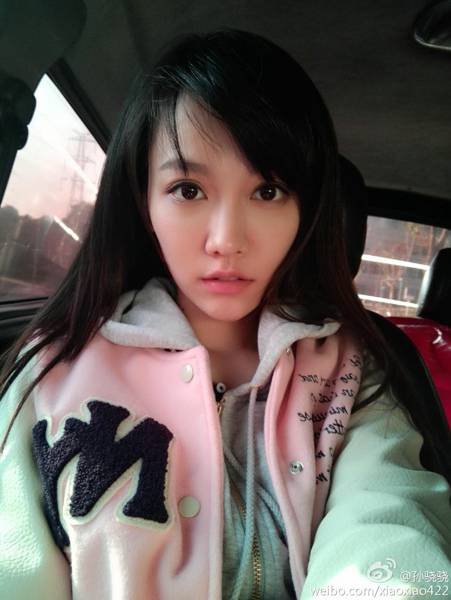 女主持人孙骁骁嘟嘴卖萌自拍靓照
