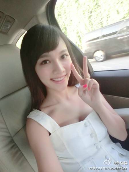 邻家女孩孙骁骁清新可人自拍照