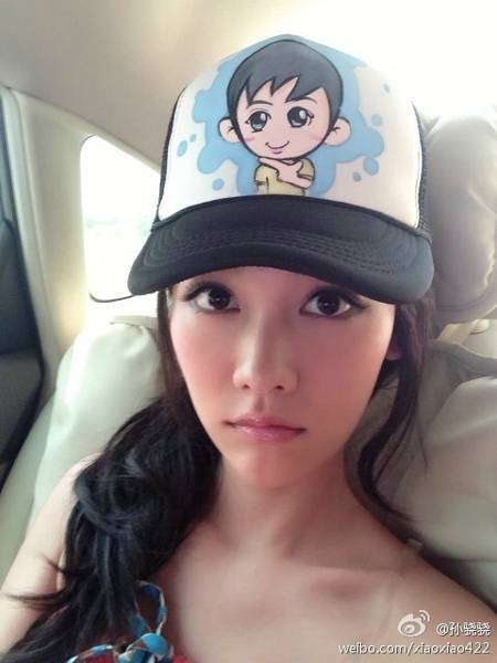 大眼美女孙骁骁微博大晒自拍照