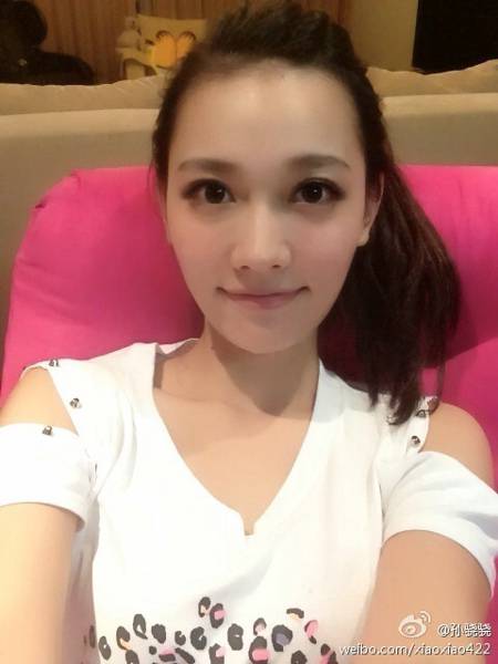 大眼美女孙骁骁微博大晒自拍照