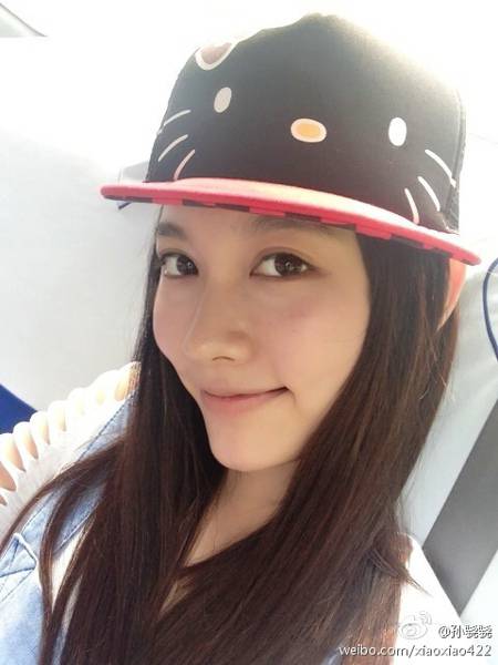 大眼美女孙骁骁微博大晒自拍照