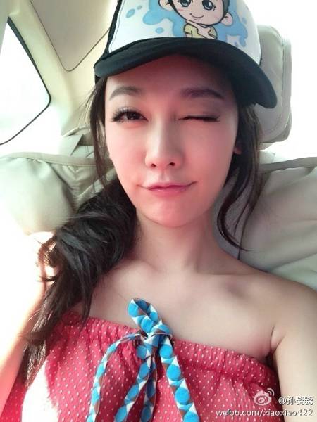 大眼美女孙骁骁微博大晒自拍照