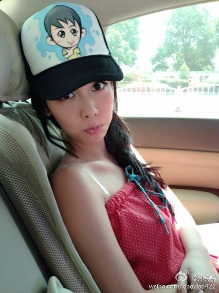 大眼美女孙骁骁微博大晒自拍照