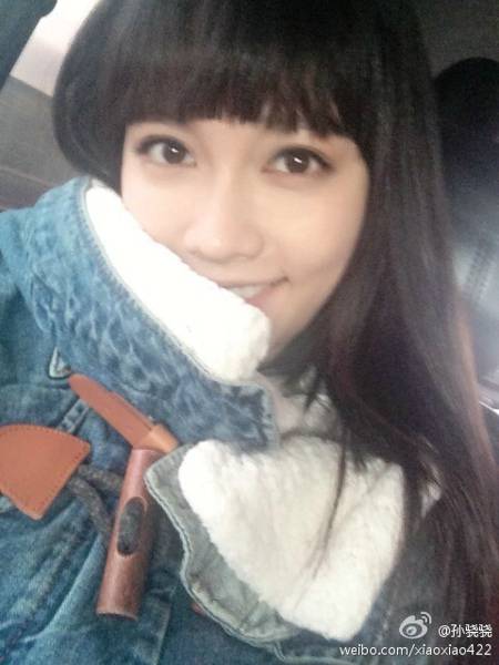 大眼美女孙骁骁微博大晒自拍照