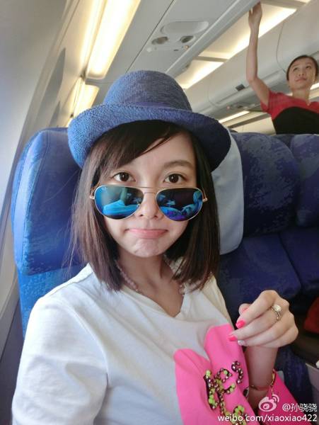 气质美女孙骁骁乖巧卖萌生活照