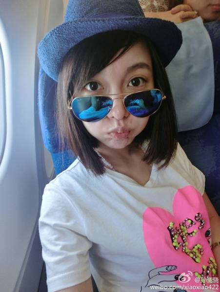 气质美女孙骁骁乖巧卖萌生活照