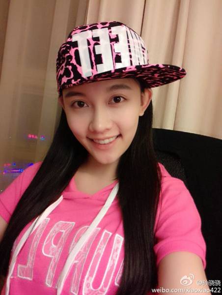 气质美女孙骁骁乖巧卖萌生活照