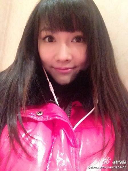 气质美女孙骁骁乖巧卖萌生活照