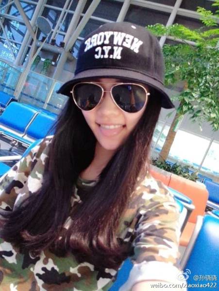 气质美女孙骁骁乖巧卖萌生活照