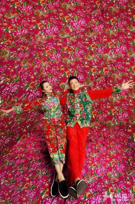 王斑曹颖夫妇演绎东北二人转喜庆写真